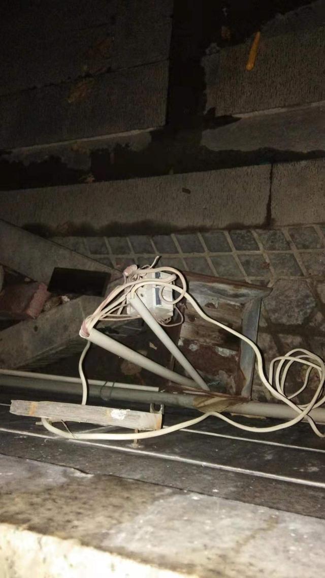 老旧潜水泵漏电引起井水升温工作人员要求将老旧潜水泵收起,并继续