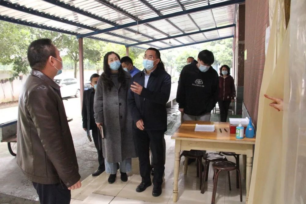 市委教育工委委员,专职副书记,市教育局党组成员何荣督导蒲江教育疫情