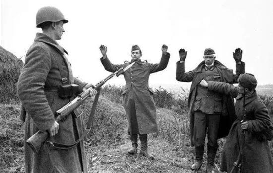 二战集体枪决战俘时,他们为何不敢反抗?回来的老兵讲出3个原因