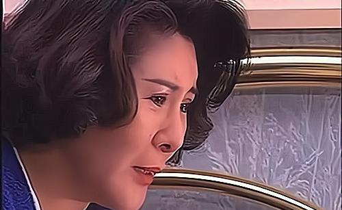 汪展鹏对秦雨秋一见钟情,通常一个已婚男人要掳获一个女人的心,必定先