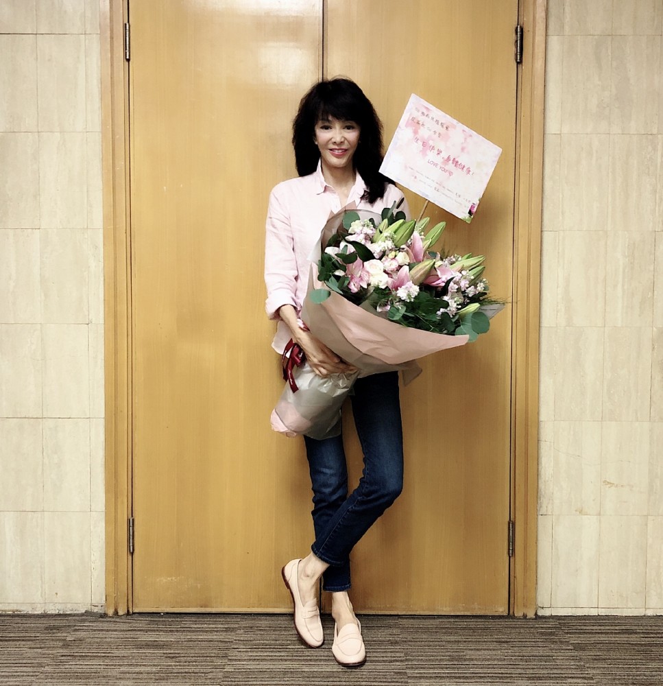 64岁郑裕玲毅力惊人2年晒100多张自拍坚持分享不同日常穿搭