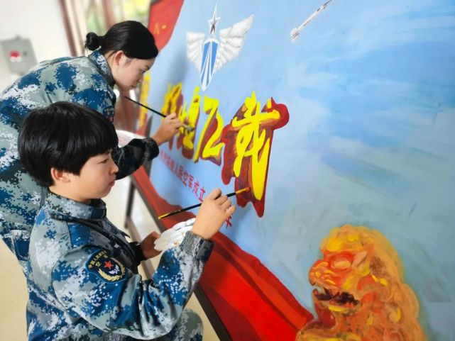 空军地导某旅通过组织开展签写横幅,主题演讲,手绘装备,手绘板报等