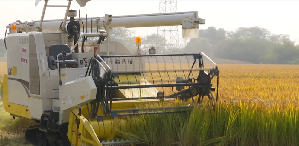 联合收割机在智能驾驶模式下,实现行走,收割,卸粮等全过程自动化作业