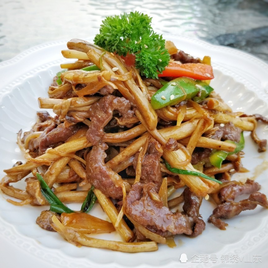 酱香茶树菇炒牛肉5,青椒炒至断生,将肉片倒入,翻炒均匀,撒入香葱,即可