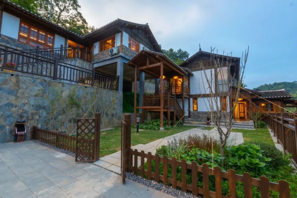 这里拥有22栋旅养民宿和康养民居,共61间房,房子依水而建,极大程度