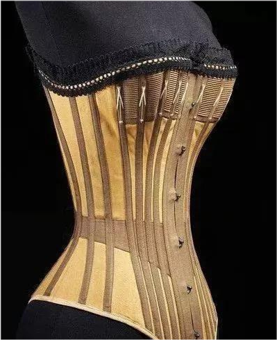 比起裹脚更可怕的是束腰