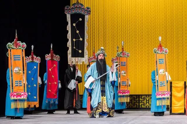 京剧《借东风》中诸葛亮祭风的场景但是《三国演义》的阅读史却证明