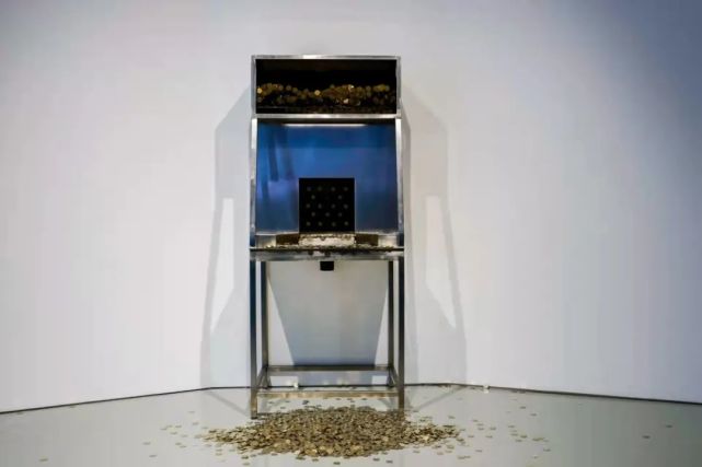 与其他同展艺术家一起,以投射到自我潜意识的幻境进行