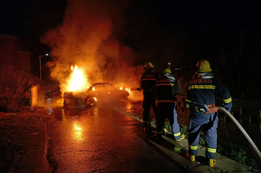 突发赣州一大货车着火车内装满了锂电池