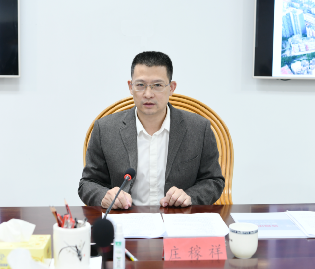 会上,庄稼祥听取了相关单位关于惠安一中校区扩建项目