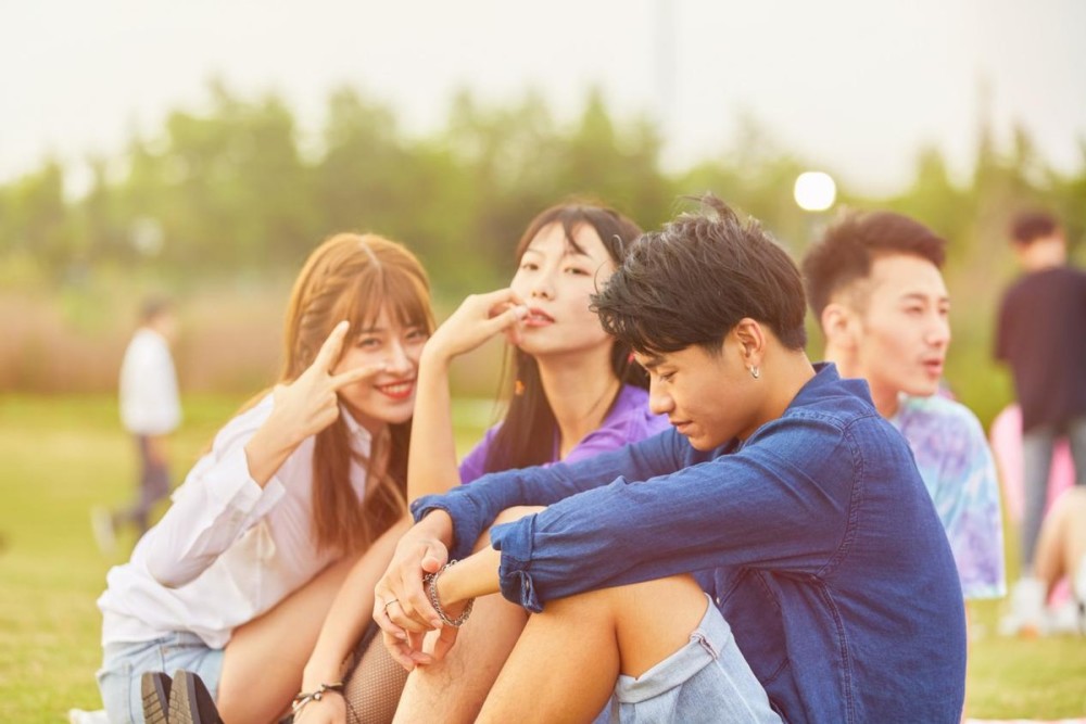 友情是一点一滴凝聚起来的,它包含了许多欢笑,温馨,浪漫和回忆