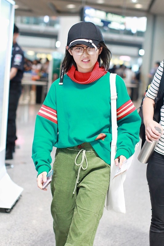 张子枫长了张乖巧脸但穿搭挺有个性绿色卫衣配长裤真时髦