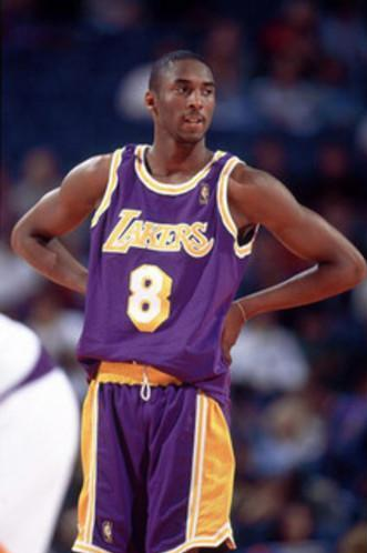 7张照片看科比肌肉进化史,最早身体单薄 后来肌肉不输姚明_腾讯新闻