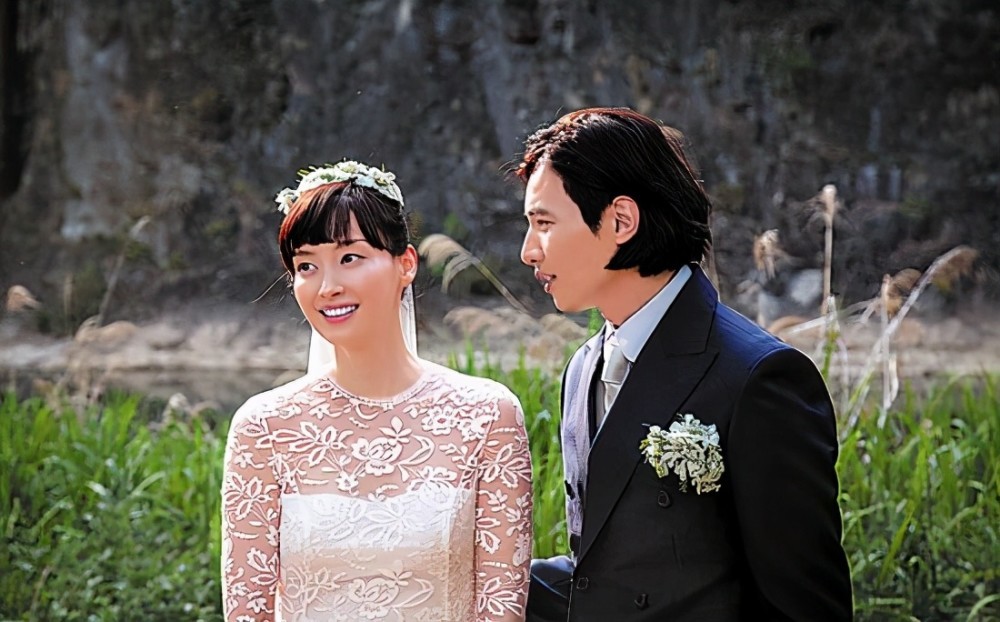 二人交往了8个月后步入婚姻殿堂,2017年5月,尹晶喜生下了自己的儿子
