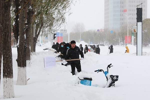 最大积雪深度达65厘米,部分地区"大雪封门…近日,内蒙古通辽市遭遇