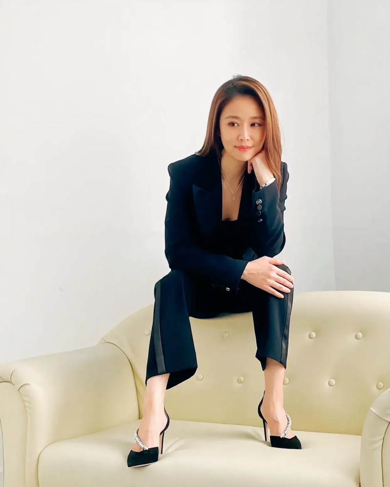 林心如久违拍照穿小西装配黑色连体裤营业踩沙发好霸气一女的