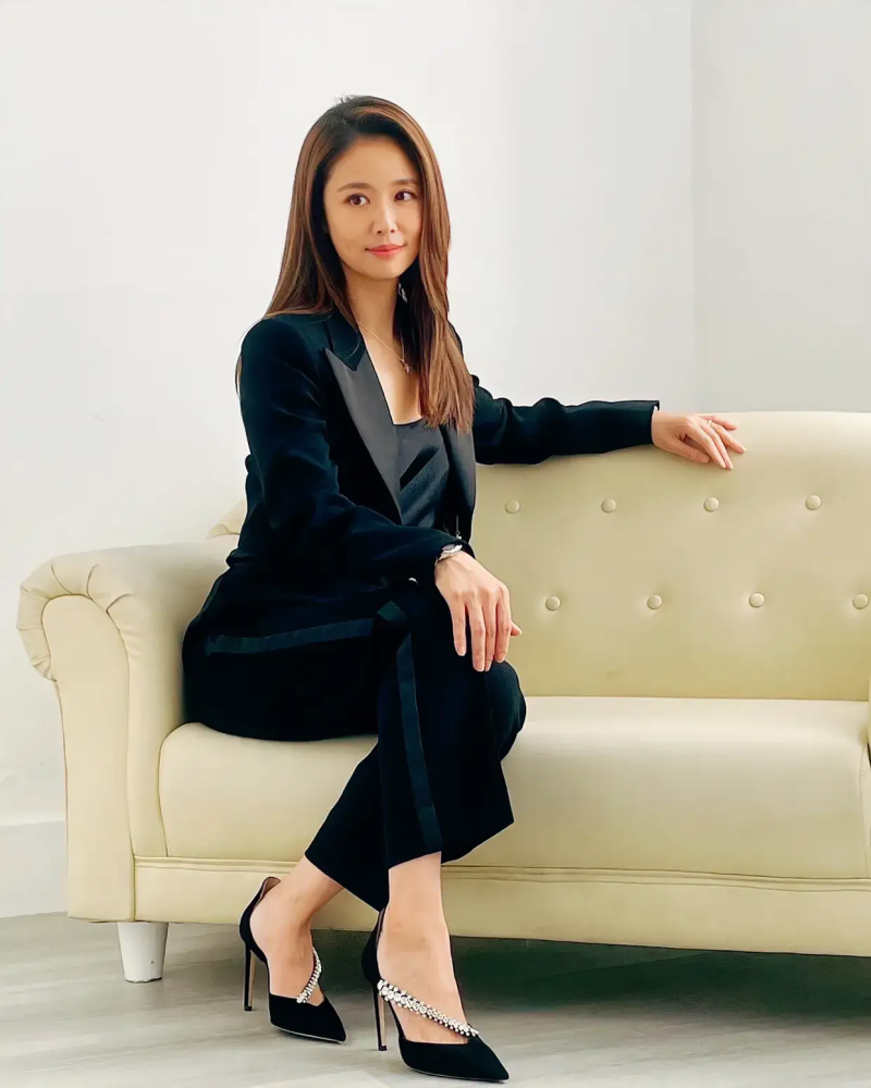 林心如久违拍照穿小西装配黑色连体裤营业踩沙发好霸气一女的