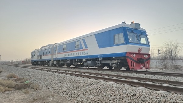 正在工作的钢轨探伤车.