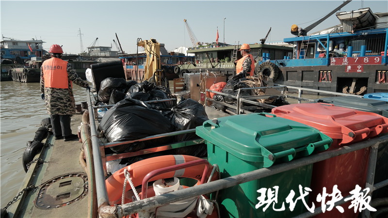 10个月回收垃圾200余吨,扬州运河上有条"勤劳的小白船"_腾讯新闻