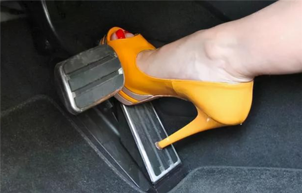 高跟鞋开车失控追尾后撞楼上路人受伤女司机全责网友这样评价