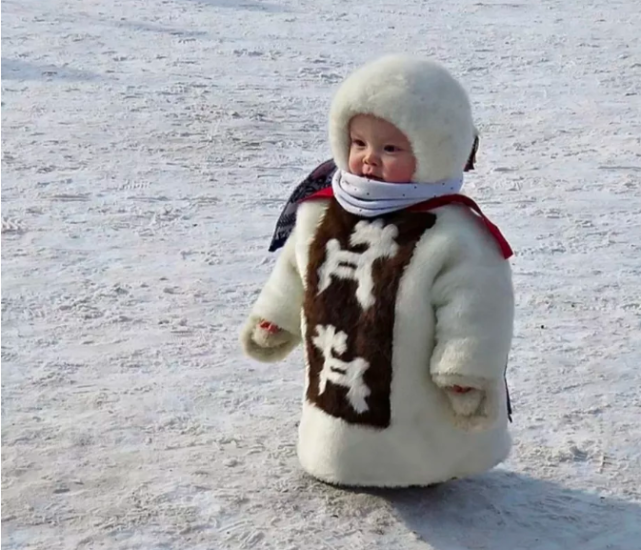 网友晒冬天里的俄罗斯小朋友个个可爱似套娃宛若画中走出