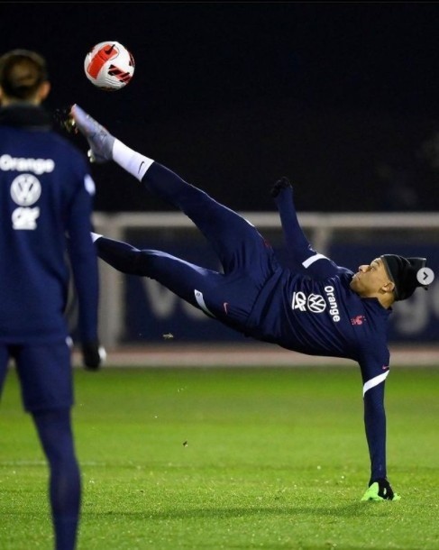 忍者神龟真人版姆巴佩晒训练中倒钩射门瞬间