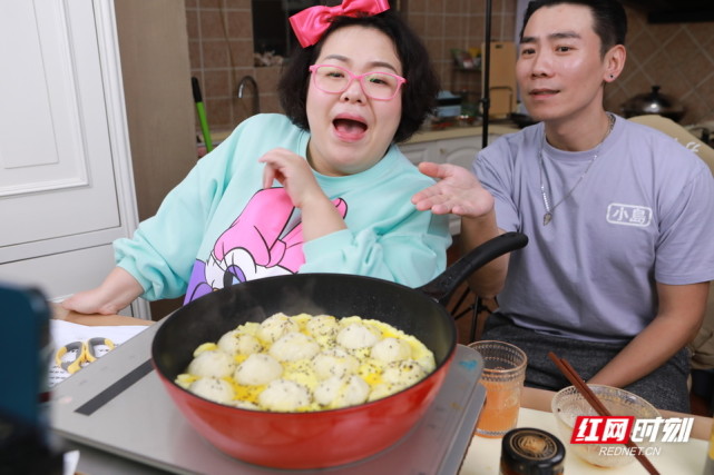 圈层人物故事丨臭屁坨夫妇的直播带货九小时