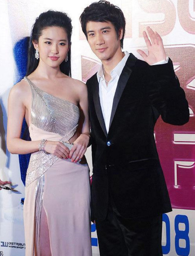 刘亦菲11年前的活动照曝光穿镂空装秀曲线美被指风尘味太浓