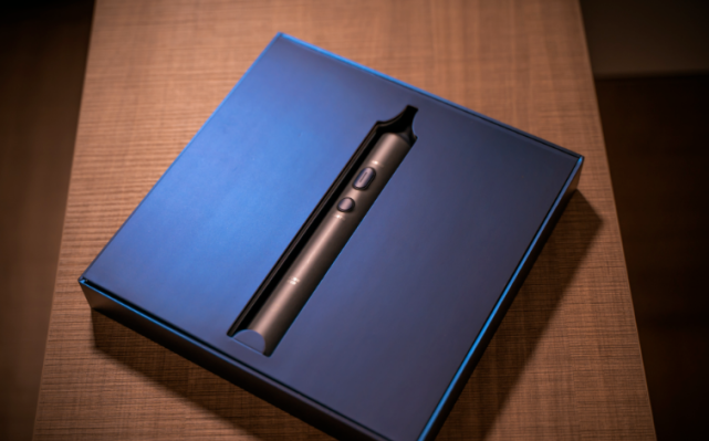 这款t700的配件挺齐全的,包含电动牙刷一只,刷头两只,充电底座一个