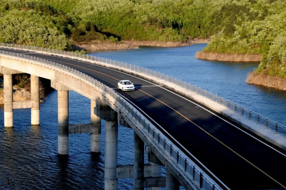 沿丹江口市這條公路,看一江碧水穿城過的美景!