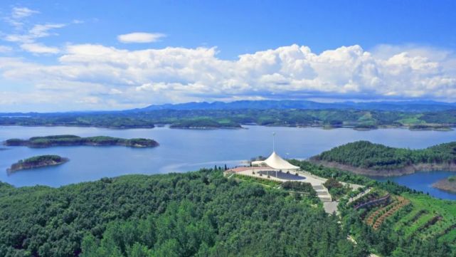 沿丹江口市這條公路看一江碧水穿城過的美景