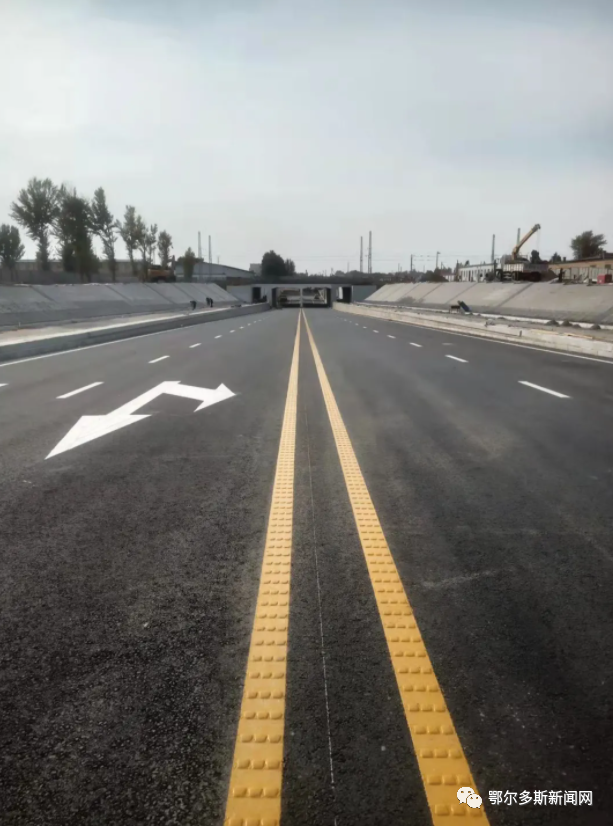 ▼新修建的立交桥涵该段道路全长432米,选用机非分离三块板断面形式