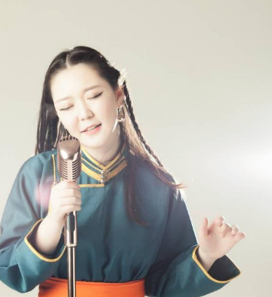 《吉祥三宝》一家现状:乌日娜走不出丧夫之痛,27岁女儿已当妈_腾讯