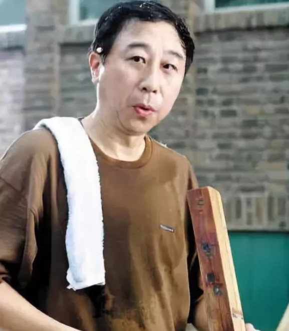 张梦就找到之前相识的一个律师,两人一拍即合,便开始计划如何从冯巩