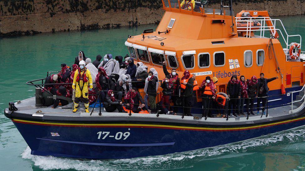 横渡英吉利海峡移民人数创单日新纪录,英国指责法国让局势失控