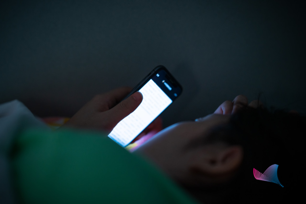 2,关灯后,外界光线极其昏暗,人眼会更加近距离注视屏幕,长时间近距离