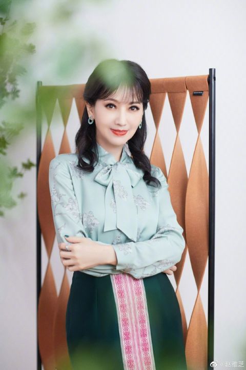 赵雅芝晒最新写真大片卷发披肩丝毫不见岁月痕迹