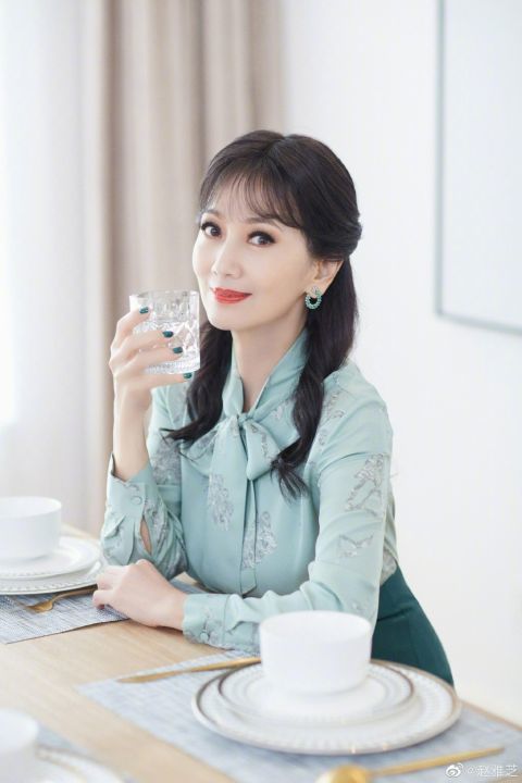 赵雅芝晒最新写真大片卷发披肩丝毫不见岁月痕迹