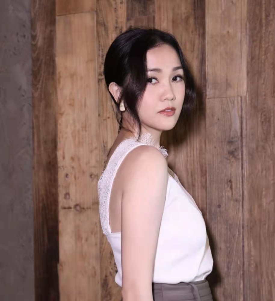 陈年箍牙照被曝光44岁香港知名女歌手大变样网友很有年代感