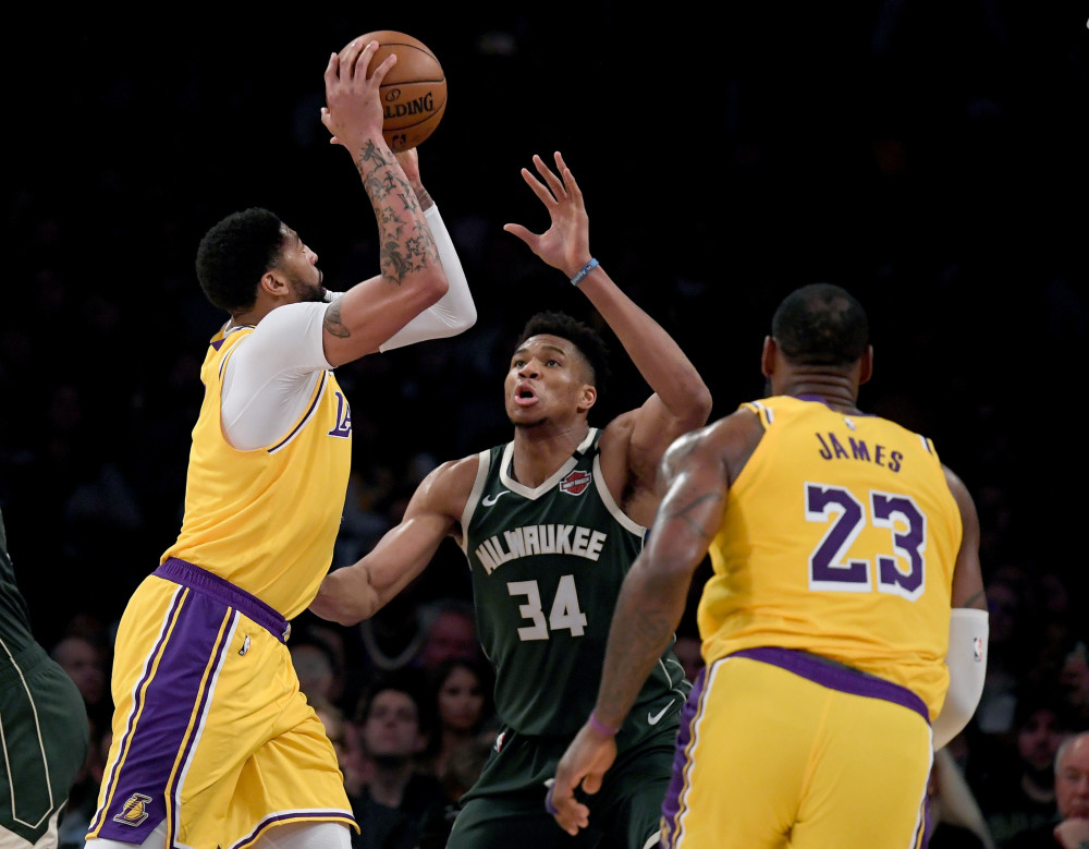 湖人 雄鹿与湖人谁能率先摆脱困境？NBA专家意见一致：雄鹿队！