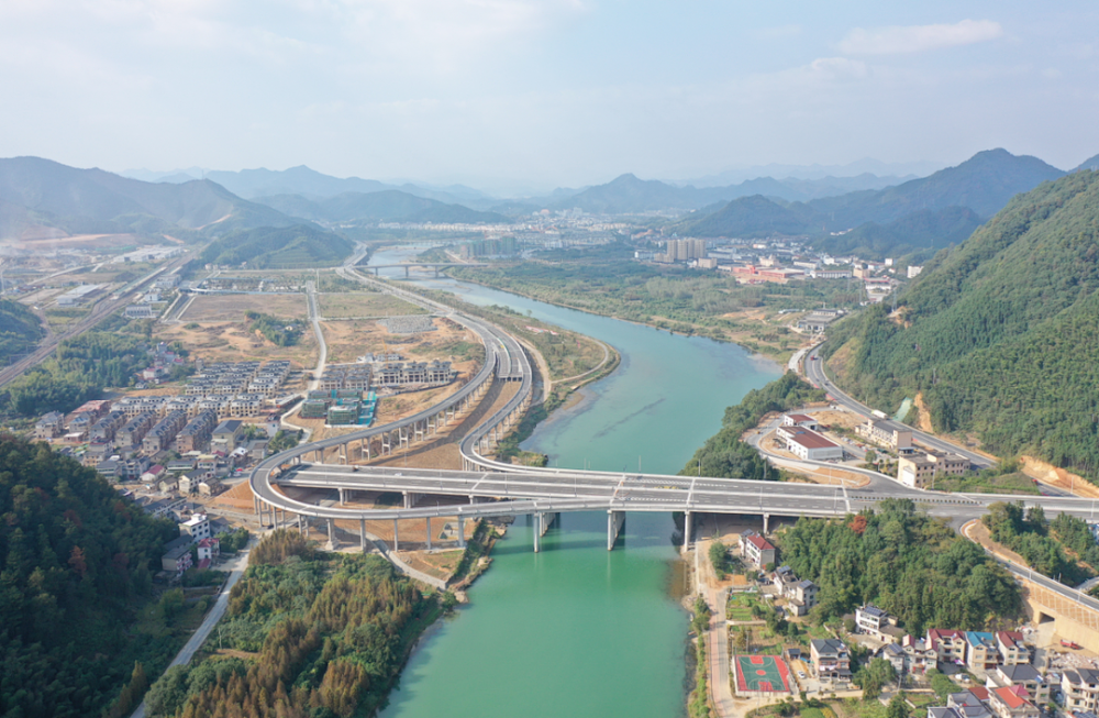 沿線經聯豐,王家,楊村,下界首,永豐村,在葉溪村區域與開化火車站廣場