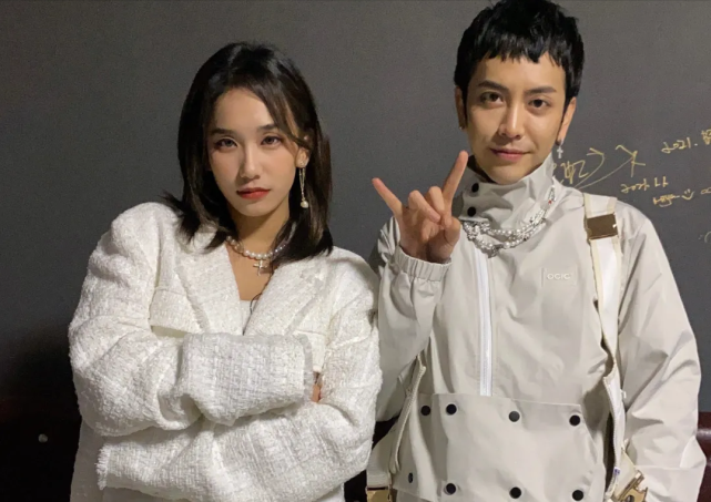 才23岁就成了两个孩子的妈,和大11岁丈夫很般配|和大|何美延|tsong