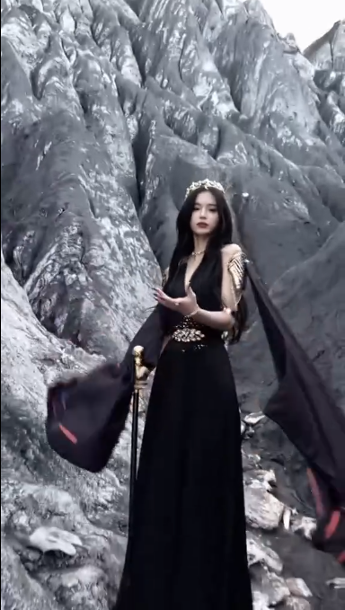 何丹彤应该算是目前抖音上的顶流用户,粉丝的数量更