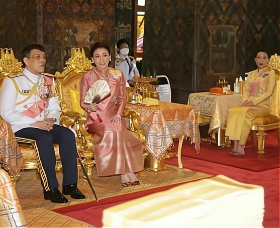 泰王夫妇德国度假,苏提达王后反应敏锐,第一个发现被跟拍_腾讯新闻