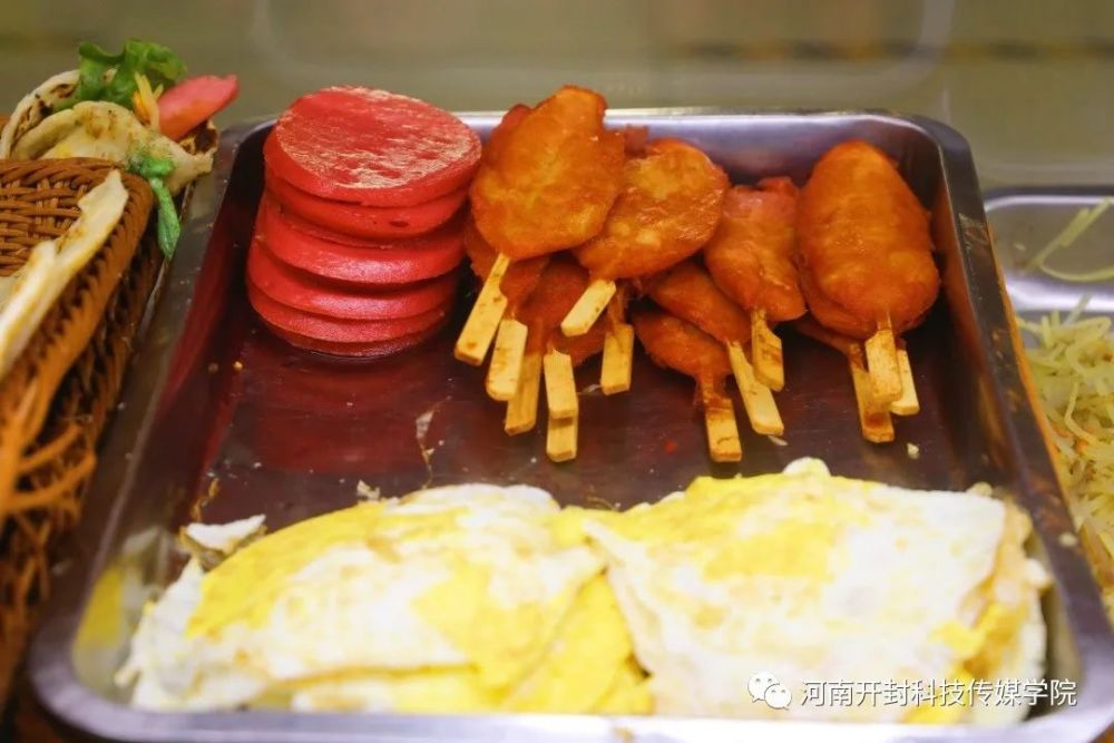 盡致 加入餅中 當早餐也正合適 男孩子也能吃的飽飽滴~ 月亮饃夾菜