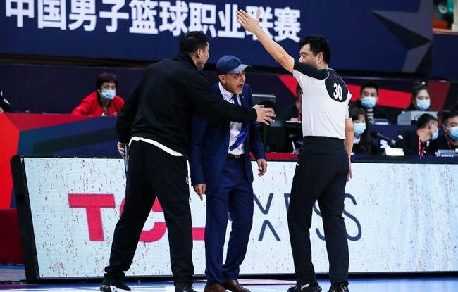 cba 阿的江大闹赛场拒绝换人，抱怨裁判被驱逐出场，或遭篮协停赛处罚