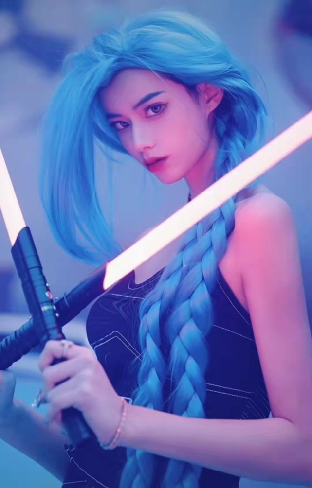 纯欲天花板何丹彤直播首秀与高人气主播开黑颜值不输井川里予