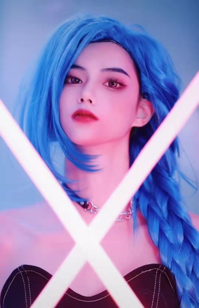 纯欲天花板何丹彤直播首秀与高人气主播开黑颜值不输井川里予