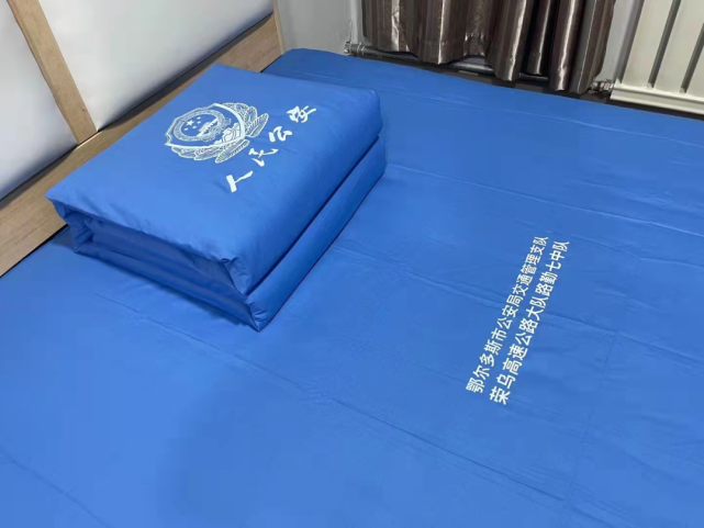 温馨,整洁的工作环境,大队统一配备了备勤室,装备室,电视,空调,衣柜