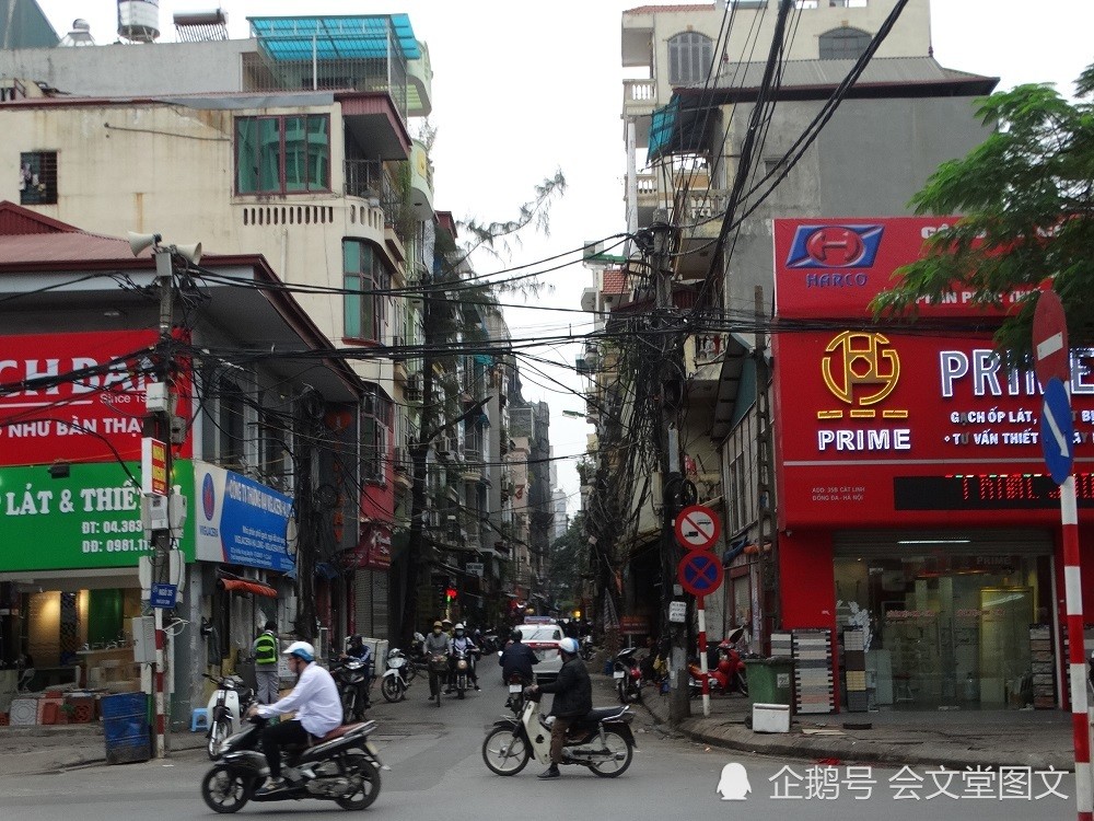 越南都市街头与我国内地地级或县级城市的街头有些相似除了招牌文字不